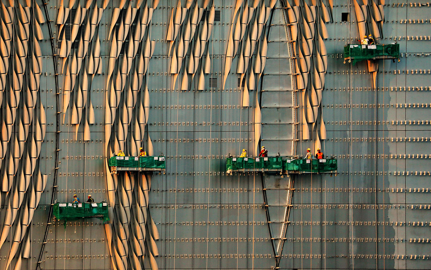 優異獎【共奏樂章的建築師傅】 香港出色的建築物，全賴有一群敬業樂業精神的從業員，真令人敬佩！   攝：龍傑明