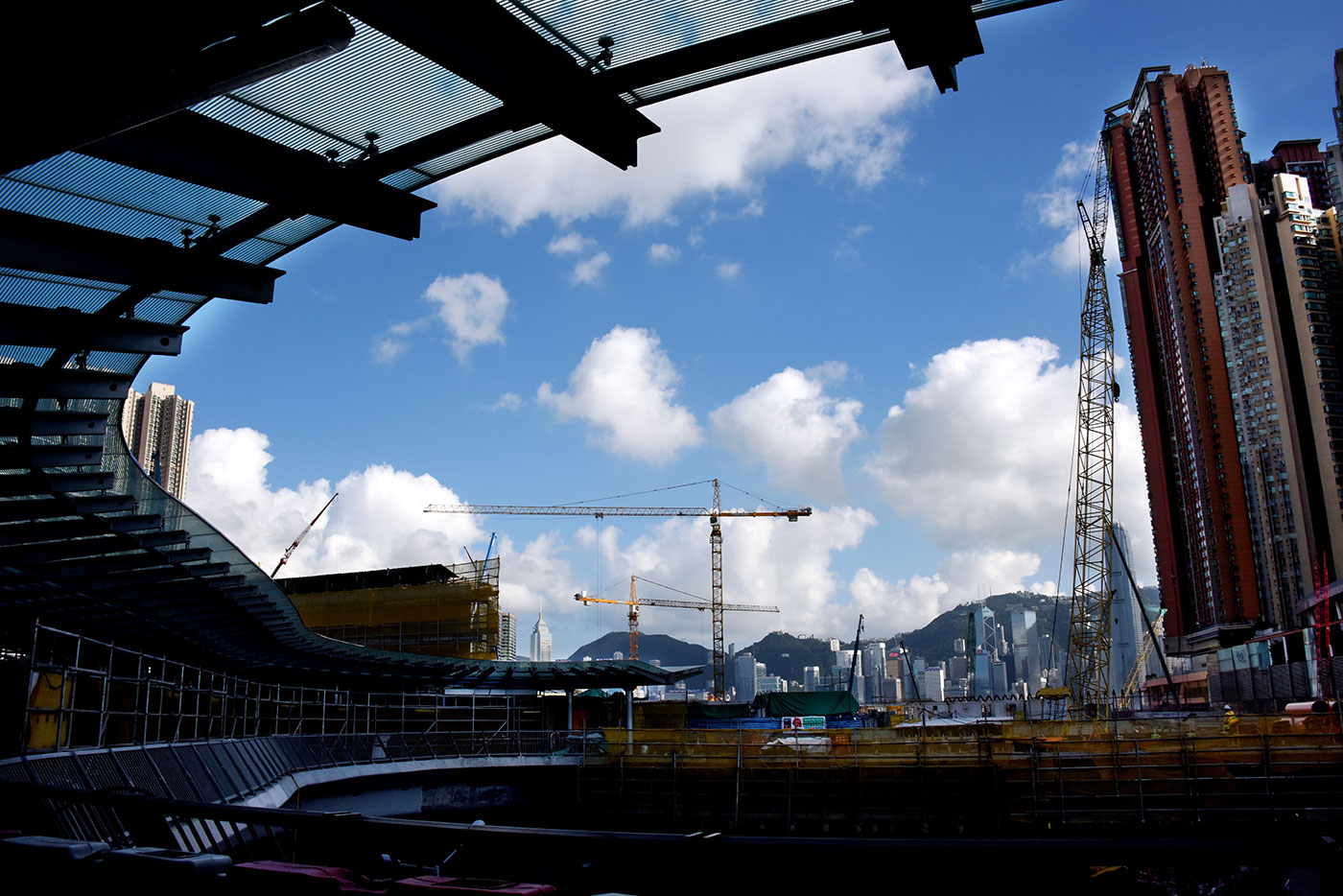 優異獎【新時代新建設】 西九高鐵總站工程施工中； 前景配合，藍天白雲，構成多層次。   攝：CHAN Lai-ying