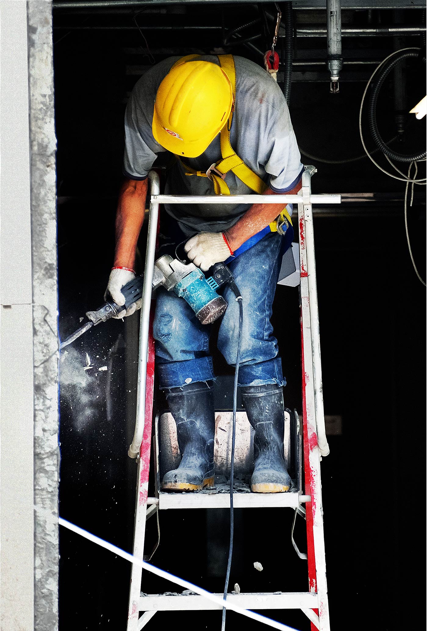 優異獎【安全措施要做足，開工大吉樂滿足】 建造工友開工時，所有安全裝備做足妥善，工作時更得心應手。   攝：周澔琛