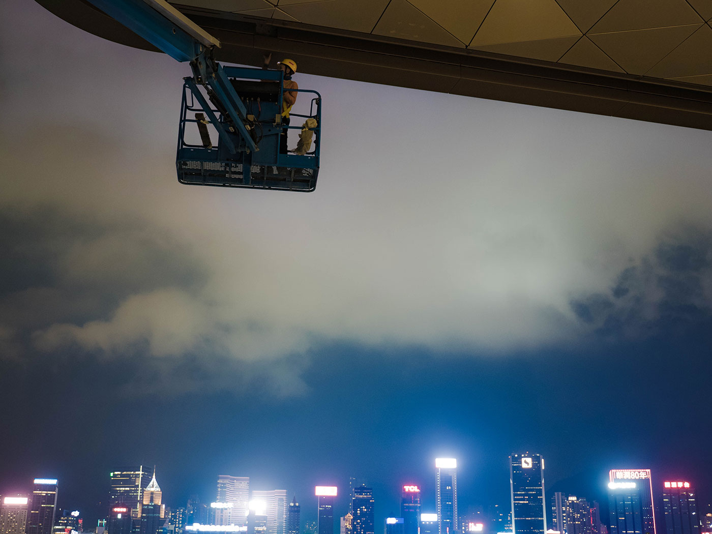 優異獎【高空工作   建設眼底下香港】 工匠的專業和努力，建造了一塵不染的天花，成就了令人自豪的香港。   攝：莫浚誠