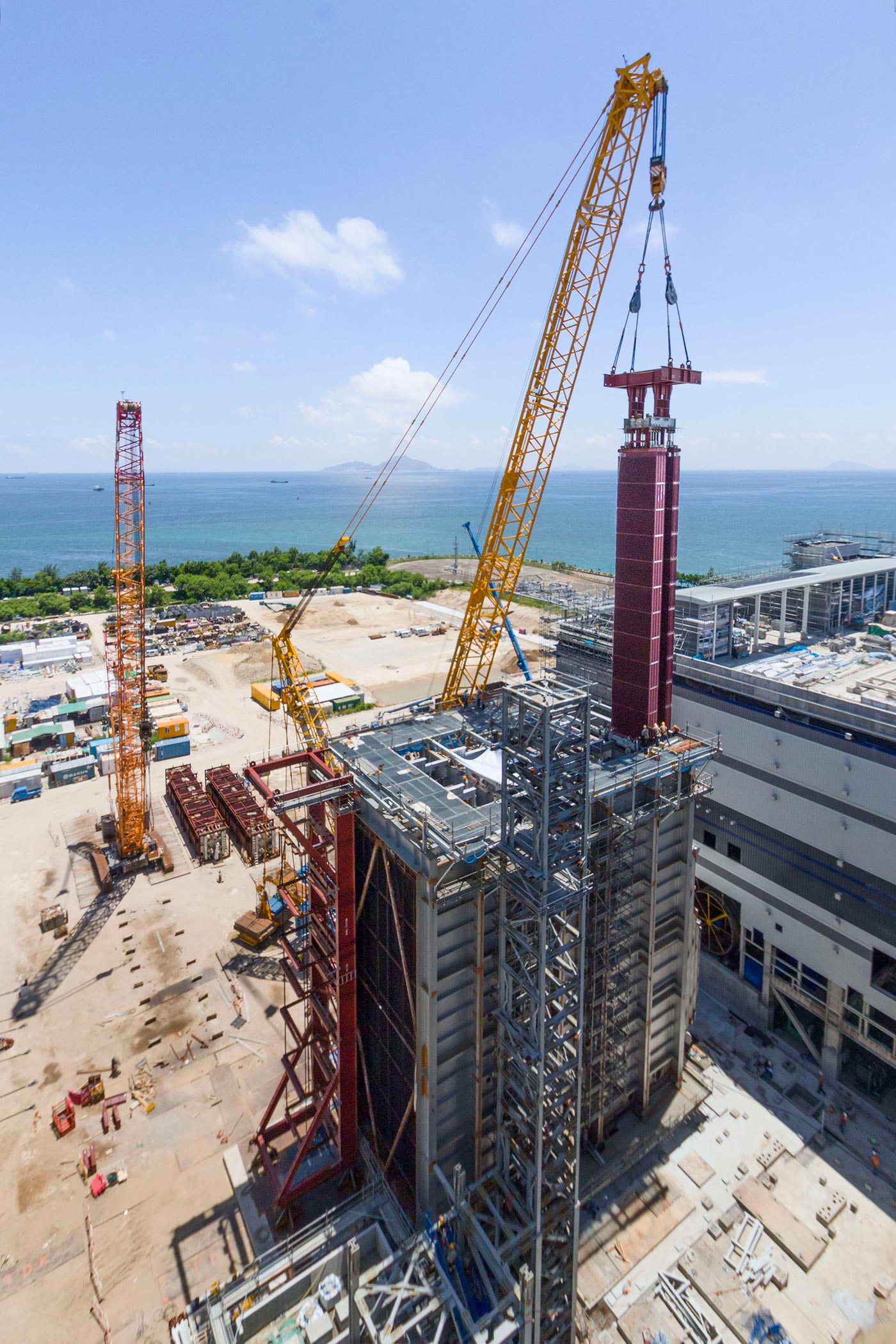 優異獎【吊裝140噸爐管】 南丫島正建造一台新的天然氣發電機組，工人在鍋爐頂正調較一組140噸爐管的吊入位置。   攝：詹銳明