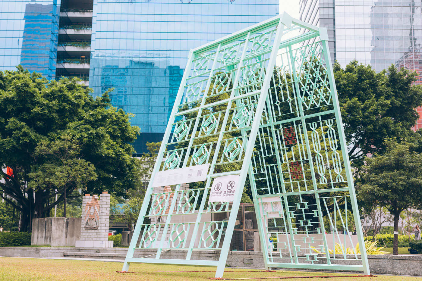 【窗之花】五十至八十年代，香港盛行鐵窗，風格多樣的窗花亦隨之而盛行，一方面是防盜，另一方面是裝飾之用。鐵窗花多以直線或圓弧組成幾何圖案，亦有具象的裝飾如櫻花、梅花或字樣等。各種造型匠心獨運，亦展現如銲接、鍛造、彎折等金屬工藝的精湛技法。 創作人：陳炳輝師傅  香港建造學院 – 九龍灣院校（金屬及焊接工藝）；梅恩山師傅、李正道師傅  香港建造學院 – 上水院校（金屬及焊接工藝）
