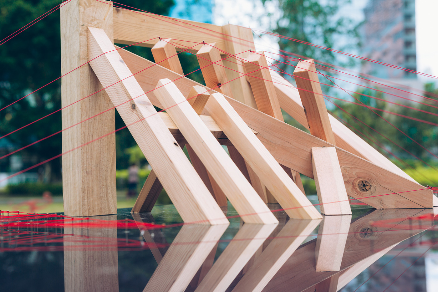【淺橋】劃線放樣是傳統的專業技術，重點在於掌握複雜的三維木建築設計，超脫現代機械化標準，透過創作者獨到的匠心，在建造過程中賦予結構生命力和和象徵意義。  創作人：郭世敏  工匠