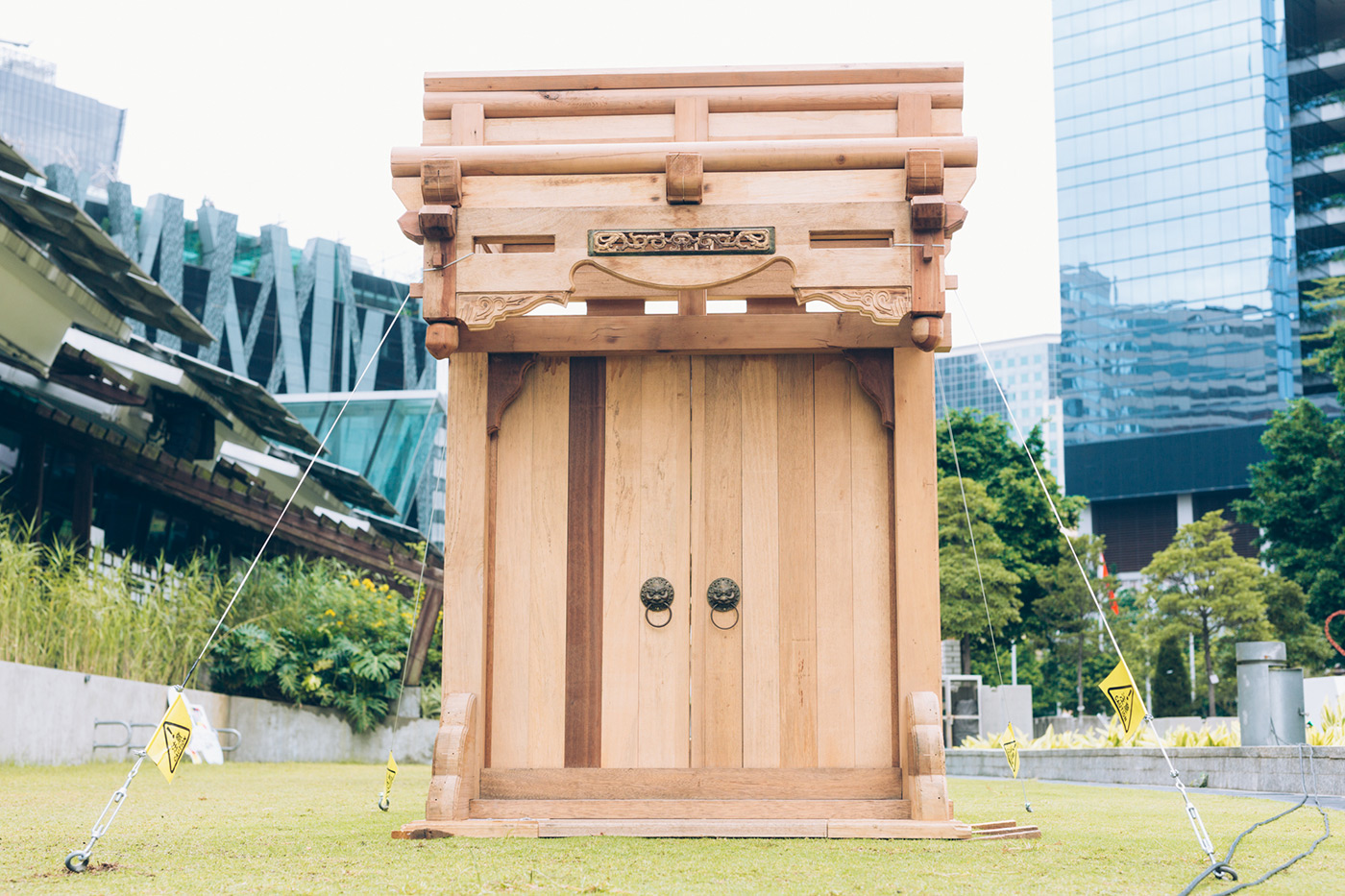 【拱門】拱是常見的西式建築結構，流行於二十世紀初，可分為圓拱、三角拱、尖頂拱、橢圓拱等。這道2.5米高的木拱門一根釘子也沒有用上，以中式門眉花紋搭配西式的拱門結構，中西合壁得來古色古香。  創作人：林國良師傅  香港建造學院 – 九龍灣院校（粗細木工）